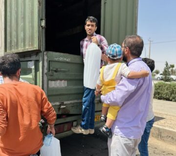 گزارش تصویری از توزیع یخ بین ایستگاه های صلواتی توسط خادمان ستاد مردمی اجتماعات مهدوی